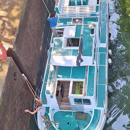 Boat Judy Proche Paris Botel