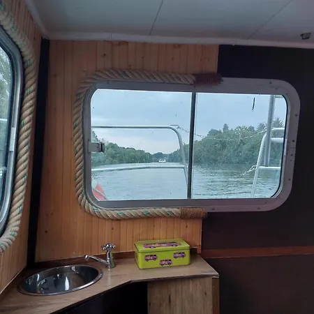Botel Boat Judy Proche Paris