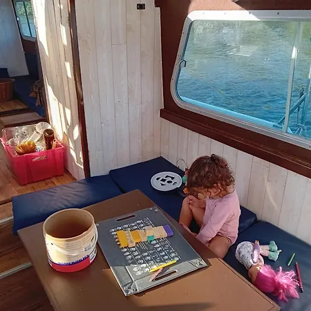 Boat Judy Proche Paris *